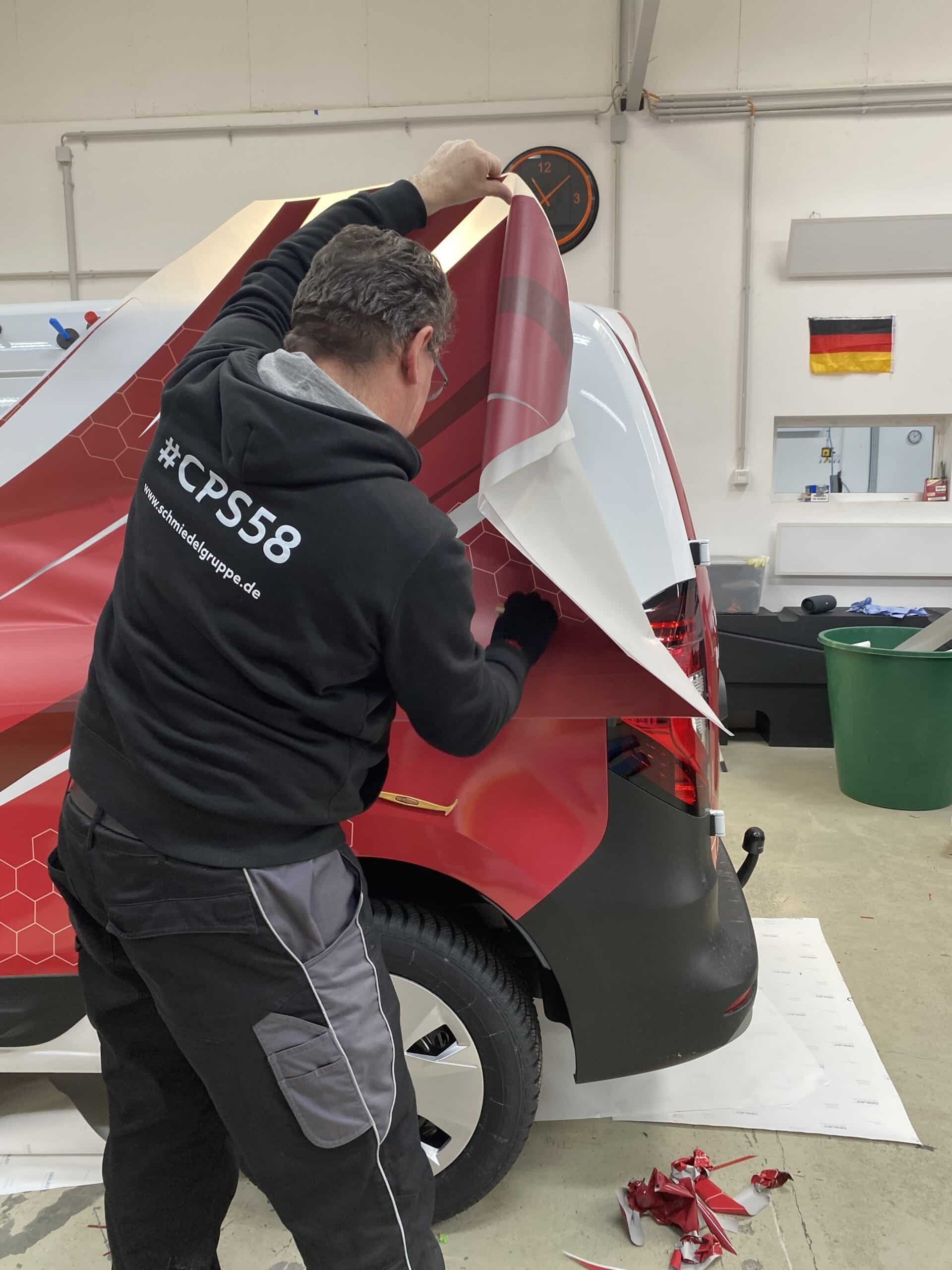 Auto Folierer bei der Artbei PUK Schmiedel