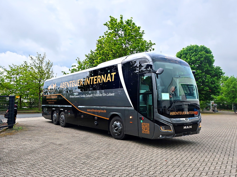Vollständig folierter MAN Reisebus für Schloss Torgelow im Außenbereich