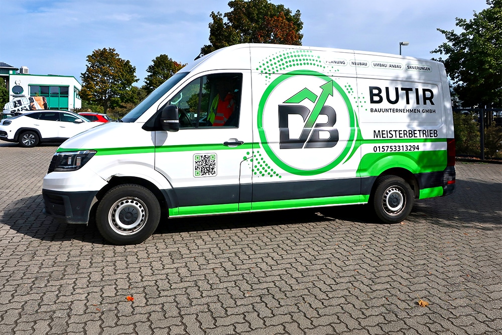 Fertig folierter VW Crafter Transporter für ein Bauunternehmen in Seitenansicht links