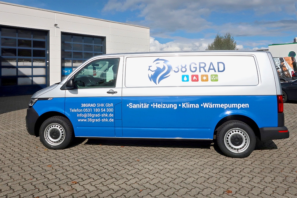 Fahrerseite eines VW T6 nach erfolgreicher Folierung mit Unternehmensdesign.